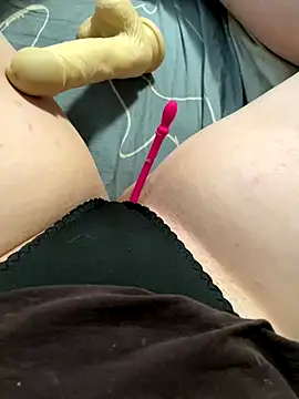 Snapshot of katcclovea chatting on 3, 11, 2025 katcclovea online show from 3, 11, 2025