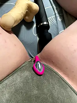 Snapshot of katcclovea chatting on 4, 12, 2025 katcclovea online show from 4, 12, 2025