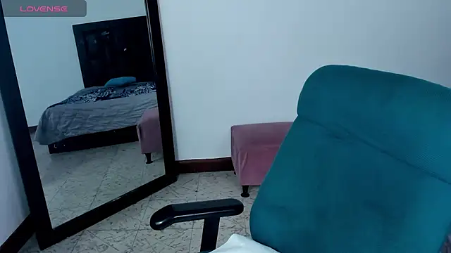 Snapshot of MaiaPetitte_ chatting on 23, 1, 2025 MaiaPetitte online show from 23, 1, 2025