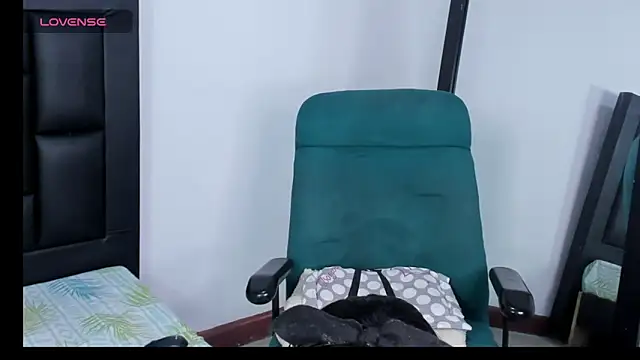 Snapshot of MaiaPetitte_ chatting on 7, 1, 2026 MaiaPetitte online show from 7, 1, 2026