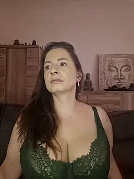 Snapshot of cristalines chatting on 10, 11, 2025 cristalines online show from 10, 11, 2025