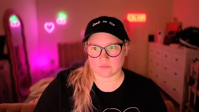 Snapshot of PiggyRose chatting on 18, 10, 2025 PiggyRose online show from 18, 10, 2025