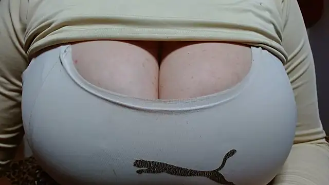 Snapshot of AnnyelinnaLove chatting on 31, 1, 2025 AnnyelinnaLove online show from 31, 1, 2025