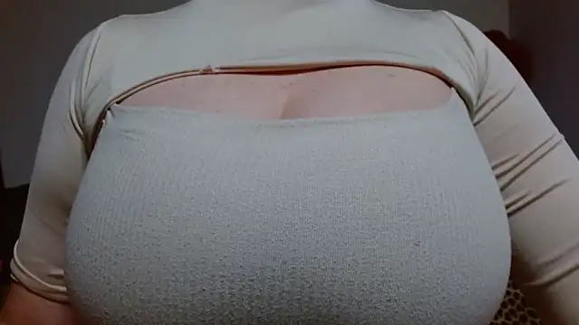 Snapshot of AnnyelinnaLove chatting on 2, 2, 2025 AnnyelinnaLove online show from 2, 2, 2025