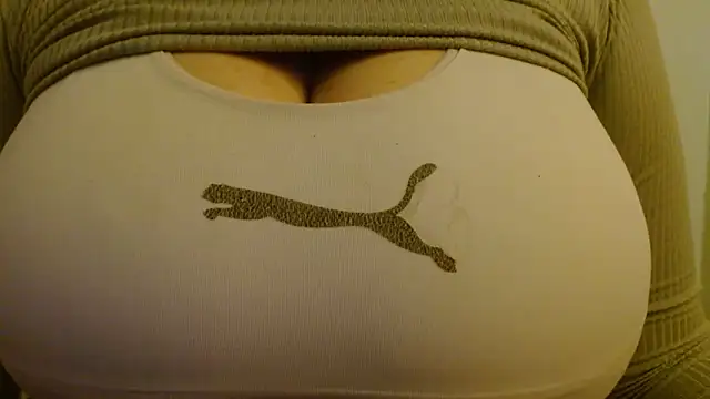 Snapshot of AnnyelinnaLove chatting on 11, 10, 2025 AnnyelinnaLove online show from 11, 10, 2025