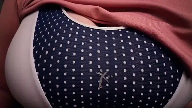 Snapshot of AnnyelinnaLove chatting on 14, 12, 2025 AnnyelinnaLove online show from 14, 12, 2025