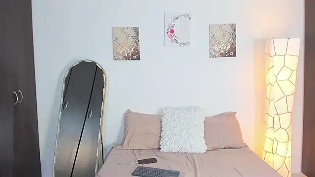 SarahCinnamon- online show from 3, 3, 2026