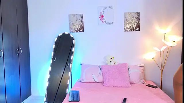 Snapshot of SarahCinnamon- chatting on 9, 6, 2026 SarahCinnamon- online show from 9, 6, 2026