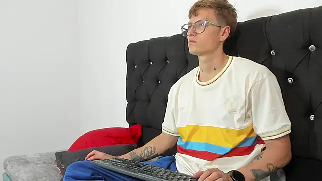 A sexy couple   online show from 5, 10, 2025