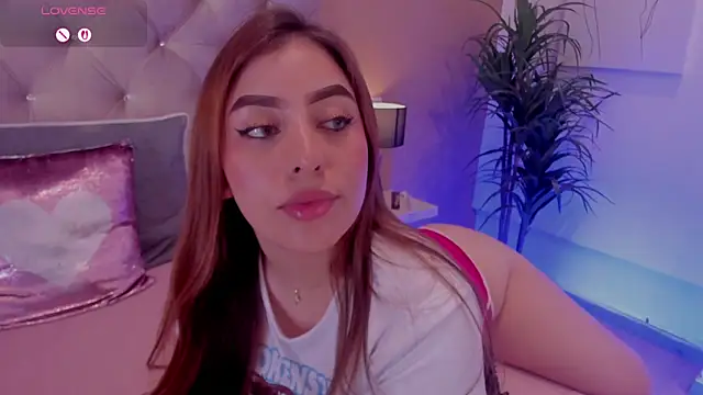 Snapshot of MaddyyLennon chatting on 18, 2, 2025 MaddyyLennon online show from 18, 2, 2025