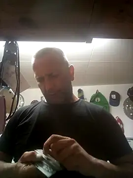Snapshot of XLstrong chatting on 20, 7, 2026 XLstrong online show from 20, 7, 2026
