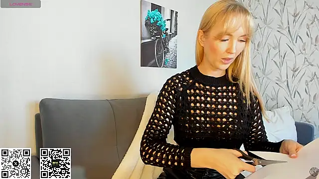 Snapshot of HotyPlays chatting on 14, 9, 2025 HotyPlays online show from 14, 9, 2025