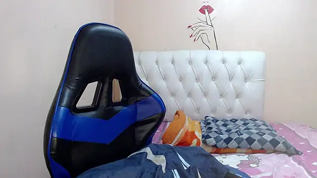 Snapshot of Leylafourniert chatting on 8, 10, 2025 Leylafourniert online show from 8, 10, 2025