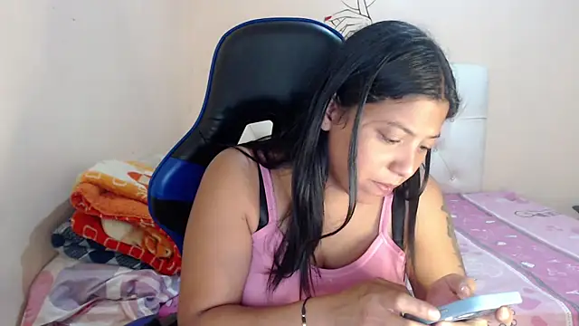 Snapshot of Leylafourniert chatting on 22, 12, 2025 Leylafourniert online show from 22, 12, 2025