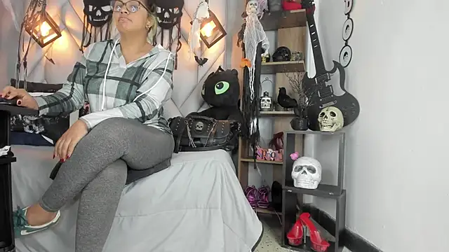 Snapshot of MirandaHaguen chatting on 15, 10, 2025 MirandaHaguen online show from 15, 10, 2025