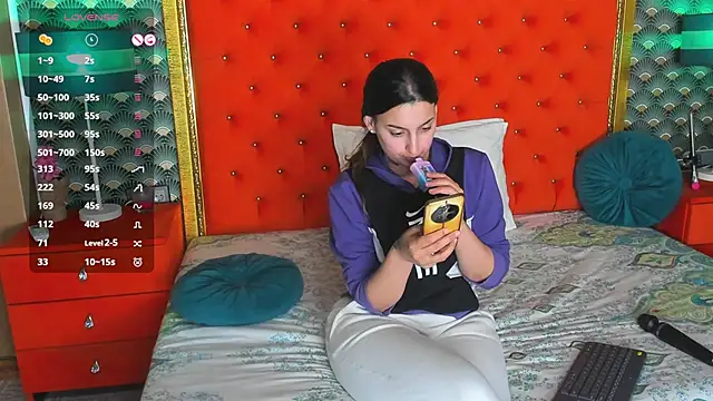 Snapshot of VallerieJones chatting on 4, 5, 2026 VallerieJones online show from 4, 5, 2026