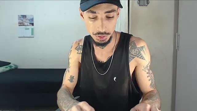 Snapshot of emiliano_hottt chatting on 28, 4, 2026 emiliano hottt online show from 28, 4, 2026