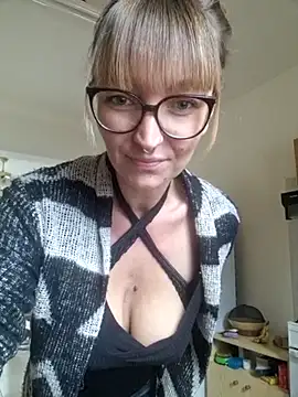 Snapshot of MissMialicious chatting on 28, 2, 2025 MissMialicious online show from 28, 2, 2025