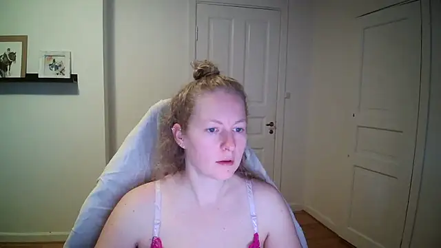 Snapshot of Girlnina-1995 chatting on 13, 10, 2025 Girlnina-1995 online show from 13, 10, 2025