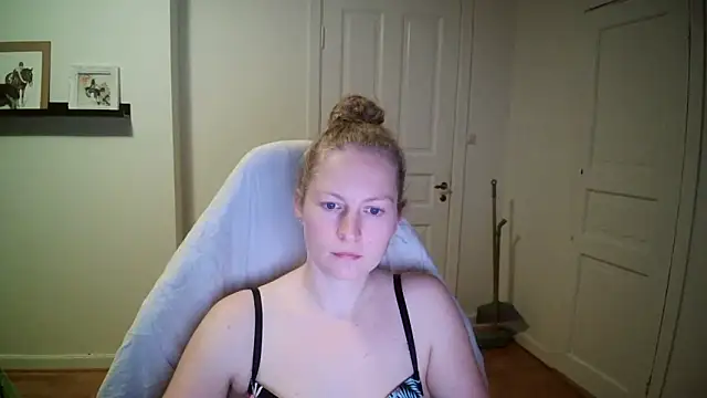 Snapshot of Girlnina-1995 chatting on 16, 10, 2025 Girlnina-1995 online show from 16, 10, 2025