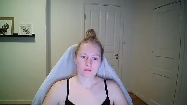 Snapshot of Girlnina-1995 chatting on 21, 10, 2025 Girlnina-1995 online show from 21, 10, 2025