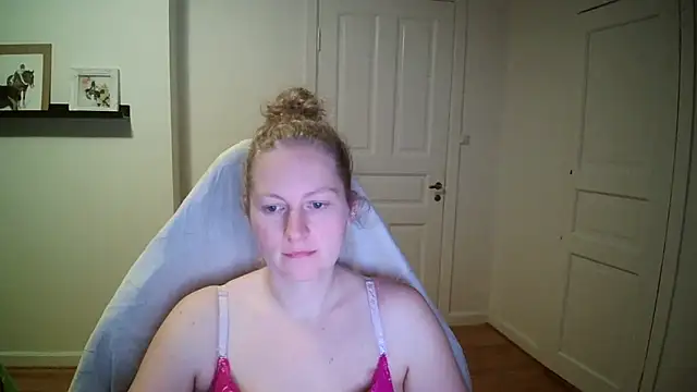 Snapshot of Girlnina-1995 chatting on 28, 10, 2025 Girlnina-1995 online show from 28, 10, 2025