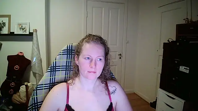 Girlnina-1995 online show from 14, 1, 2026