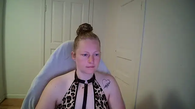 Girlnina-1995 online show from 19, 5, 2026