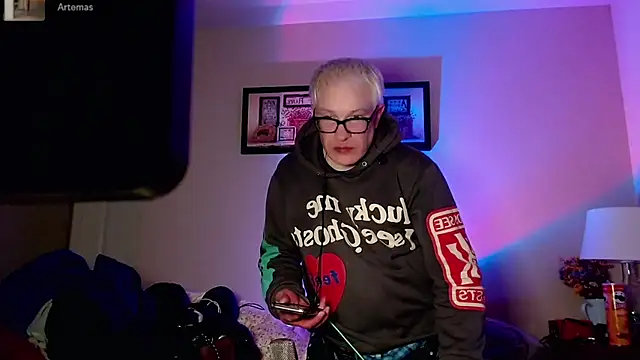 Snarfle82 online show from 4, 12, 2025