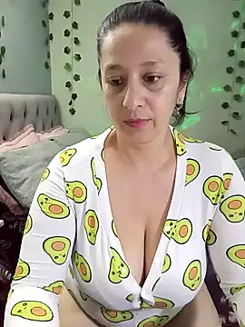 Snapshot of camilalatti chatting on 2, 2, 2025 camilalatti online show from 2, 2, 2025