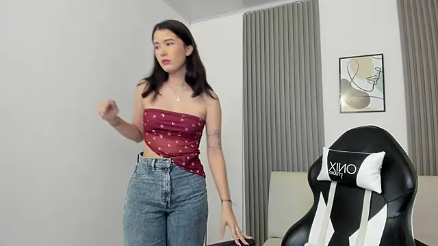 emilyycute  online show from 8, 3, 2025
