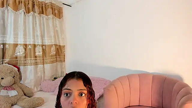 Snapshot of ValienteGirl_ chatting on 4, 1, 2025 ValienteGirl online show from 4, 1, 2025