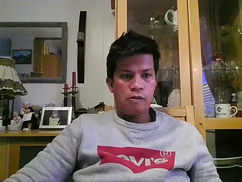 Snapshot of SweetasianHugoxxx chatting on 12, 11, 2025 SweetasianHugoxxx online show from 12, 11, 2025