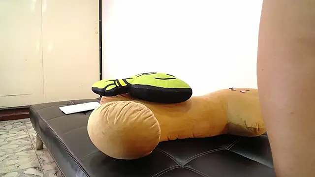 Snapshot of S_Mia chatting on 25, 10, 2025 S Mia online show from 25, 10, 2025