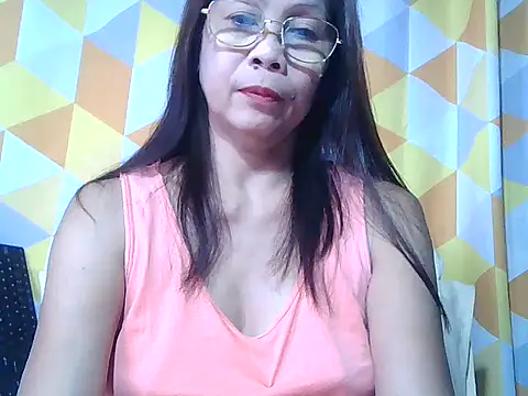 Snapshot of urwife_tobe chatting on 5, 12, 2025 urwife tobe online show from 5, 12, 2025