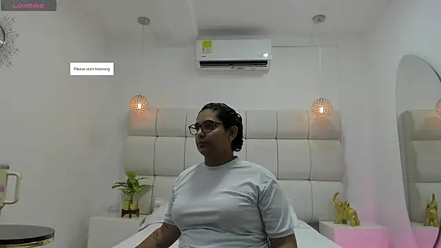 DanielleEvans  online show from 25, 11, 2025