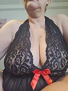 Snapshot of milfchantal4 chatting on 22, 5, 2026 milfchantal4 online show from 22, 5, 2026
