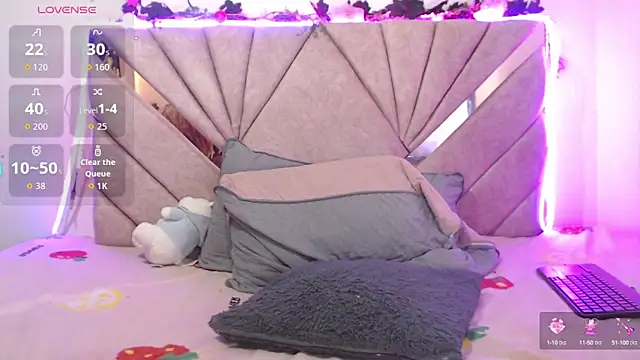 Snapshot of CheryBlossomm chatting on 7, 10, 2025 CheryBlossomm online show from 7, 10, 2025