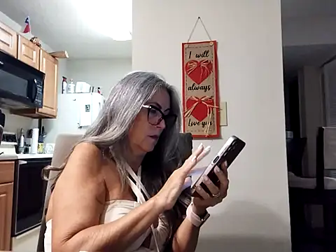 Snapshot of EvaRobinson chatting on 28, 2, 2025 EvaRobinson online show from 28, 2, 2025