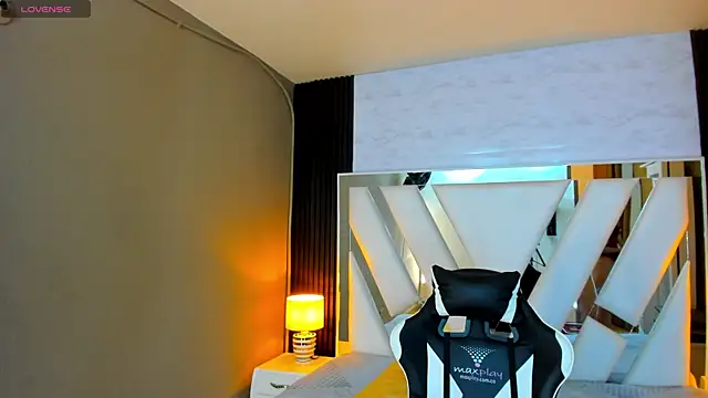 Snapshot of Linda4Petite chatting on 28, 9, 2025 Linda4Petite online show from 28, 9, 2025