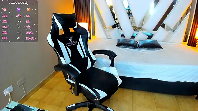 Snapshot of Linda4Petite chatting on 4, 10, 2025 Linda4Petite online show from 4, 10, 2025