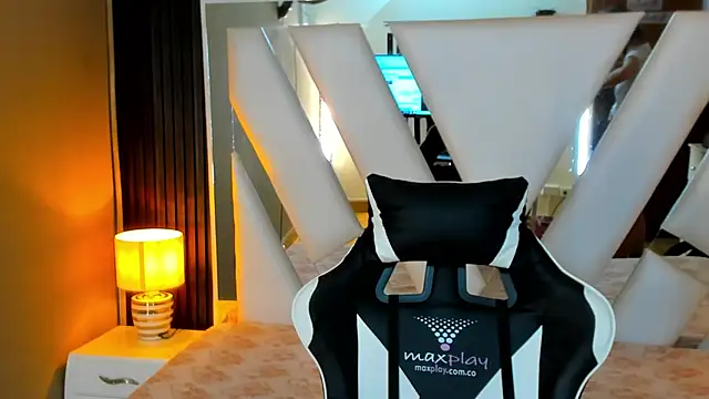 Snapshot of Linda4Petite chatting on 11, 10, 2025 Linda4Petite online show from 11, 10, 2025