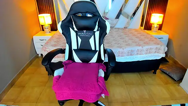 Snapshot of Linda4Petite chatting on 17, 10, 2025 Linda4Petite online show from 17, 10, 2025