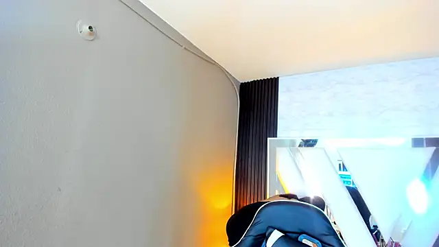 Snapshot of Linda4Petite chatting on 21, 10, 2025 Linda4Petite online show from 21, 10, 2025