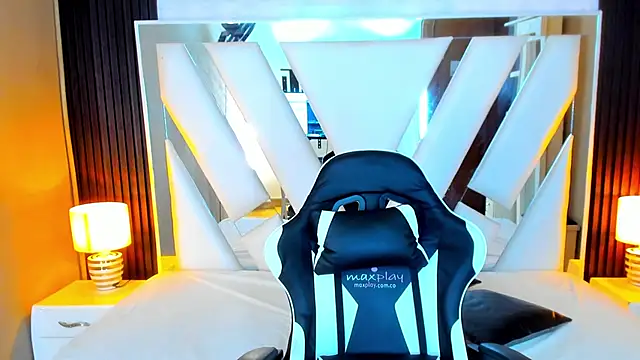 Snapshot of Linda4Petite chatting on 24, 10, 2025 Linda4Petite online show from 24, 10, 2025