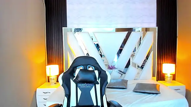 Snapshot of Linda4Petite chatting on 28, 10, 2025 Linda4Petite online show from 28, 10, 2025