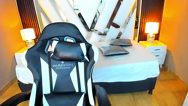 Snapshot of Linda4Petite chatting on 29, 10, 2025 Linda4Petite online show from 29, 10, 2025