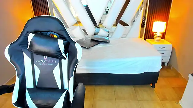 Snapshot of Linda4Petite chatting on 31, 10, 2025 Linda4Petite online show from 31, 10, 2025