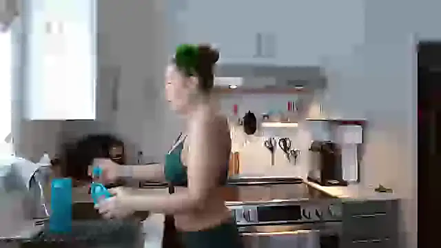 Ellie-L-Elizabeth online show from 17, 3, 2025