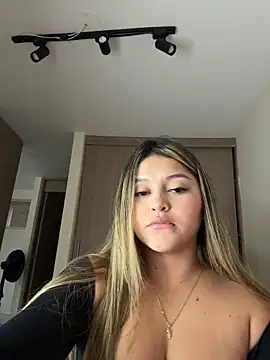 Snapshot of lunablossom_ chatting on 22, 2, 2026 lunablossom online show from 22, 2, 2026